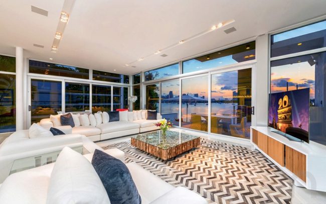 Ultra-Modern luxury waterfront vacation rental home with pool and boat dock in Miami - Villa Manuela - Nomade Villa Collection
