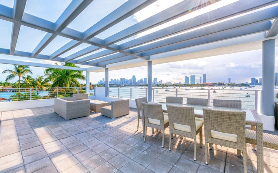 Ultra-Modern luxury waterfront vacation rental home with pool and boat dock in Miami – Villa Manuela – Nomade Villa Collection